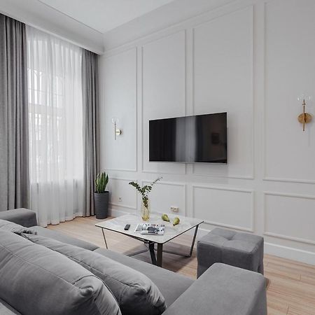 New! Luxury Apartment In The Center Of Odessa Overlooking Deribasovskaya Str. Low Price! Exterior photo