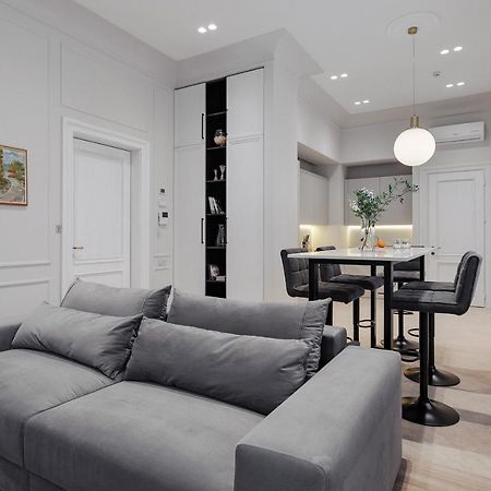 New! Luxury Apartment In The Center Of Odessa Overlooking Deribasovskaya Str. Low Price! Exterior photo