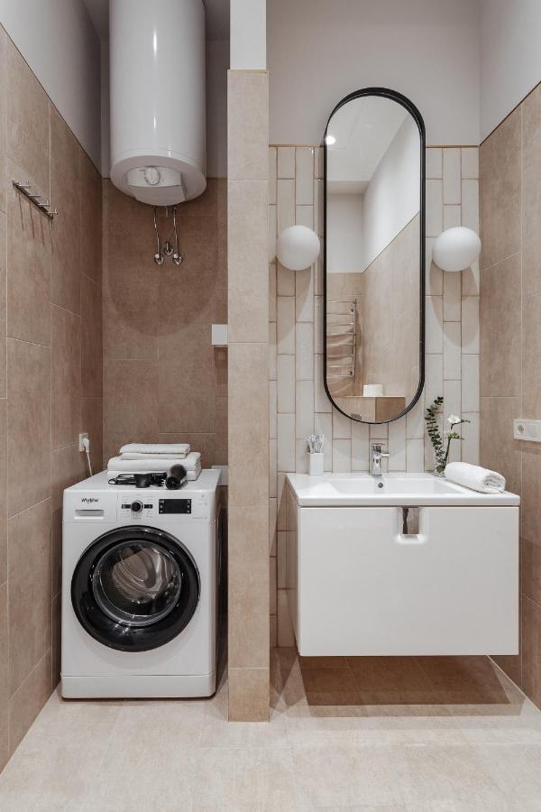 New! Luxury Apartment In The Center Of Odessa Overlooking Deribasovskaya Str. Low Price! Exterior photo
