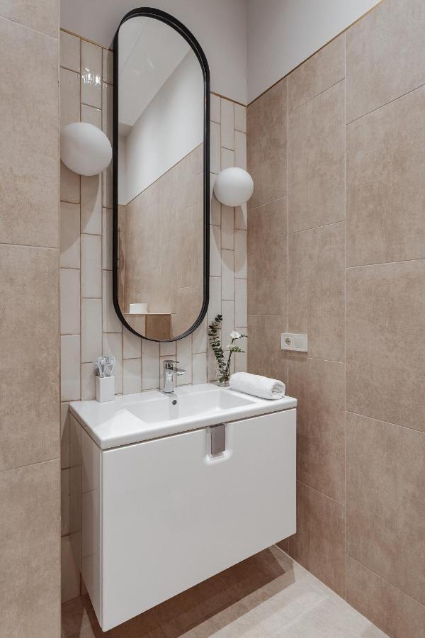 New! Luxury Apartment In The Center Of Odessa Overlooking Deribasovskaya Str. Low Price! Exterior photo