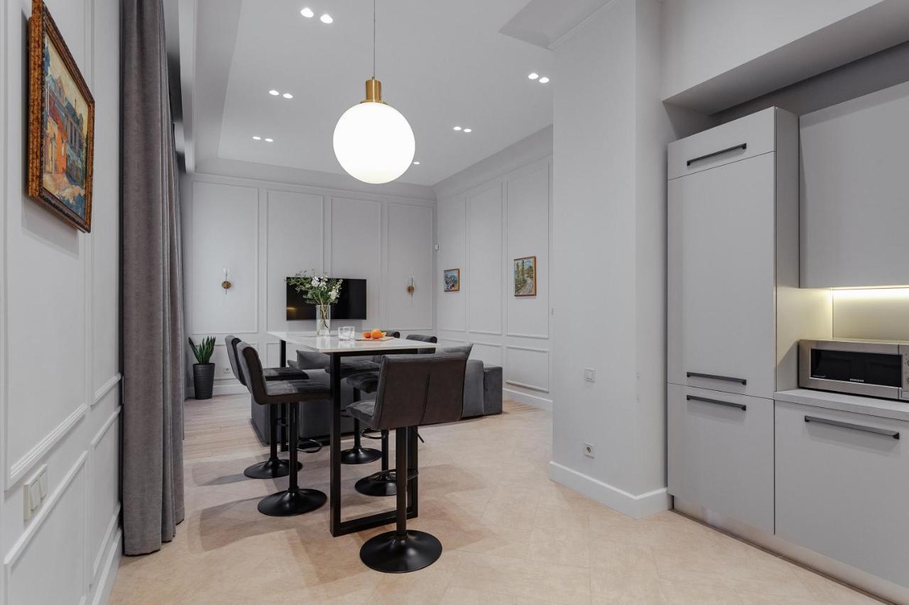 New! Luxury Apartment In The Center Of Odessa Overlooking Deribasovskaya Str. Low Price! Exterior photo