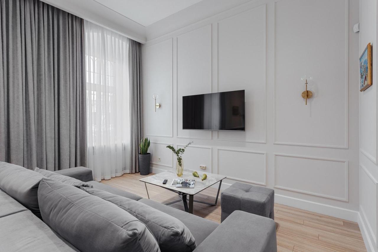 New! Luxury Apartment In The Center Of Odessa Overlooking Deribasovskaya Str. Low Price! Exterior photo