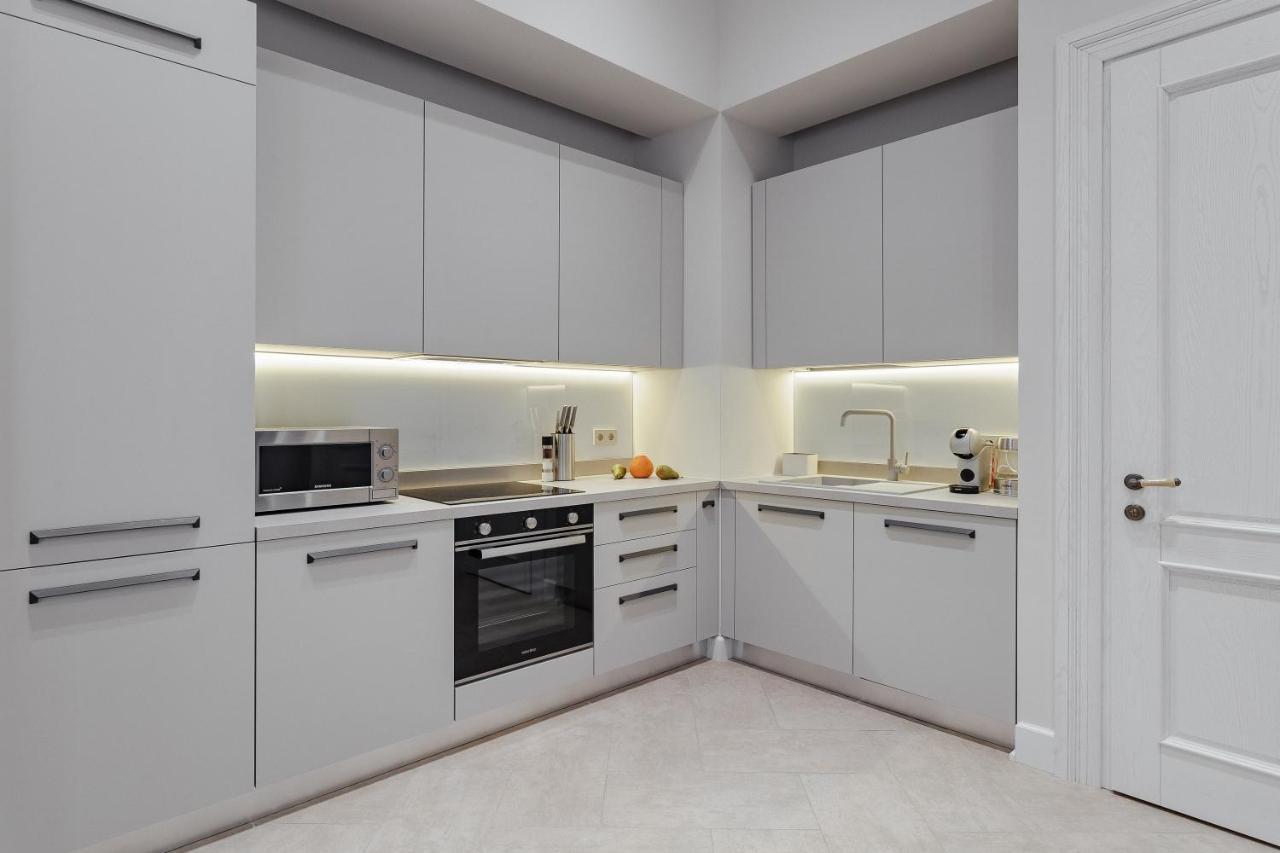 New! Luxury Apartment In The Center Of Odessa Overlooking Deribasovskaya Str. Low Price! Exterior photo