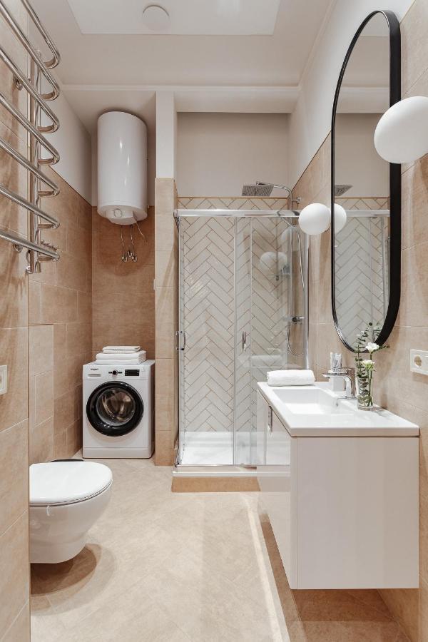New! Luxury Apartment In The Center Of Odessa Overlooking Deribasovskaya Str. Low Price! Exterior photo