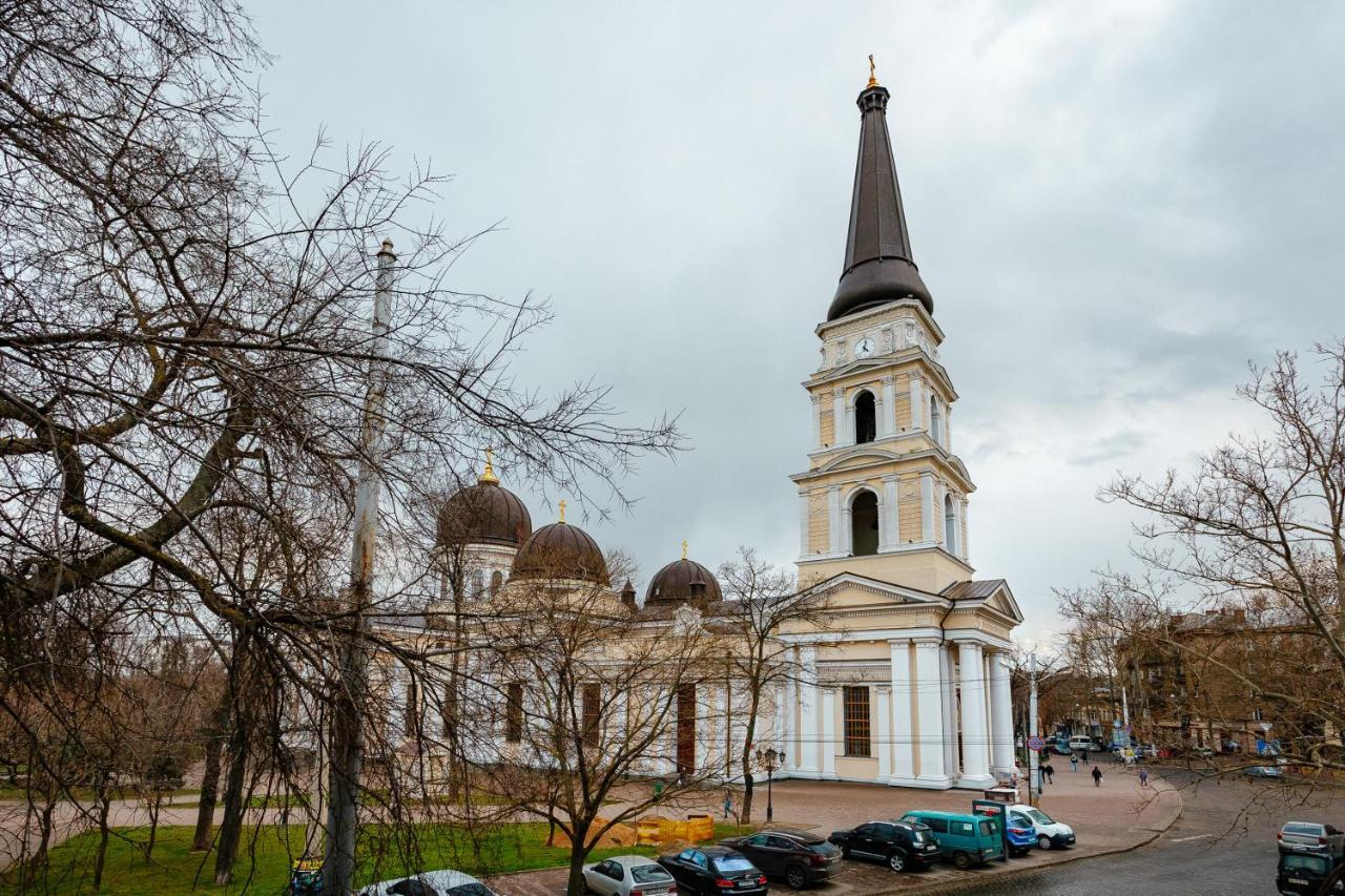 New! Luxury Apartment In The Center Of Odessa Overlooking Deribasovskaya Str. Low Price! Exterior photo