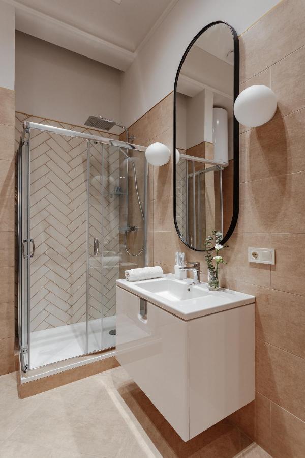 New! Luxury Apartment In The Center Of Odessa Overlooking Deribasovskaya Str. Low Price! Exterior photo