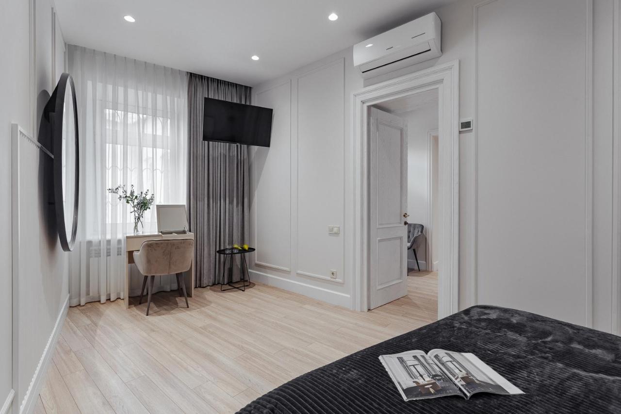 New! Luxury Apartment In The Center Of Odessa Overlooking Deribasovskaya Str. Low Price! Exterior photo