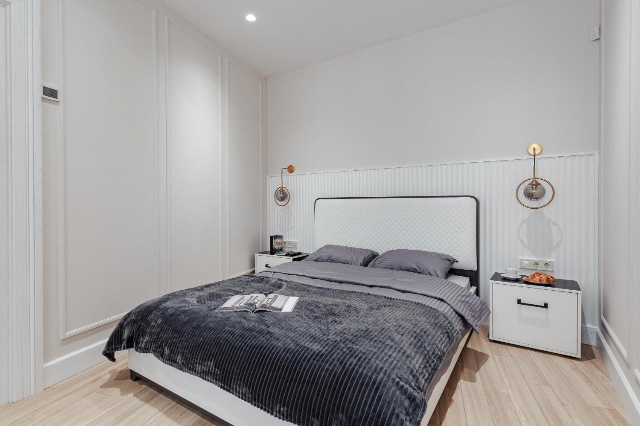 New! Luxury Apartment In The Center Of Odessa Overlooking Deribasovskaya Str. Low Price! Exterior photo