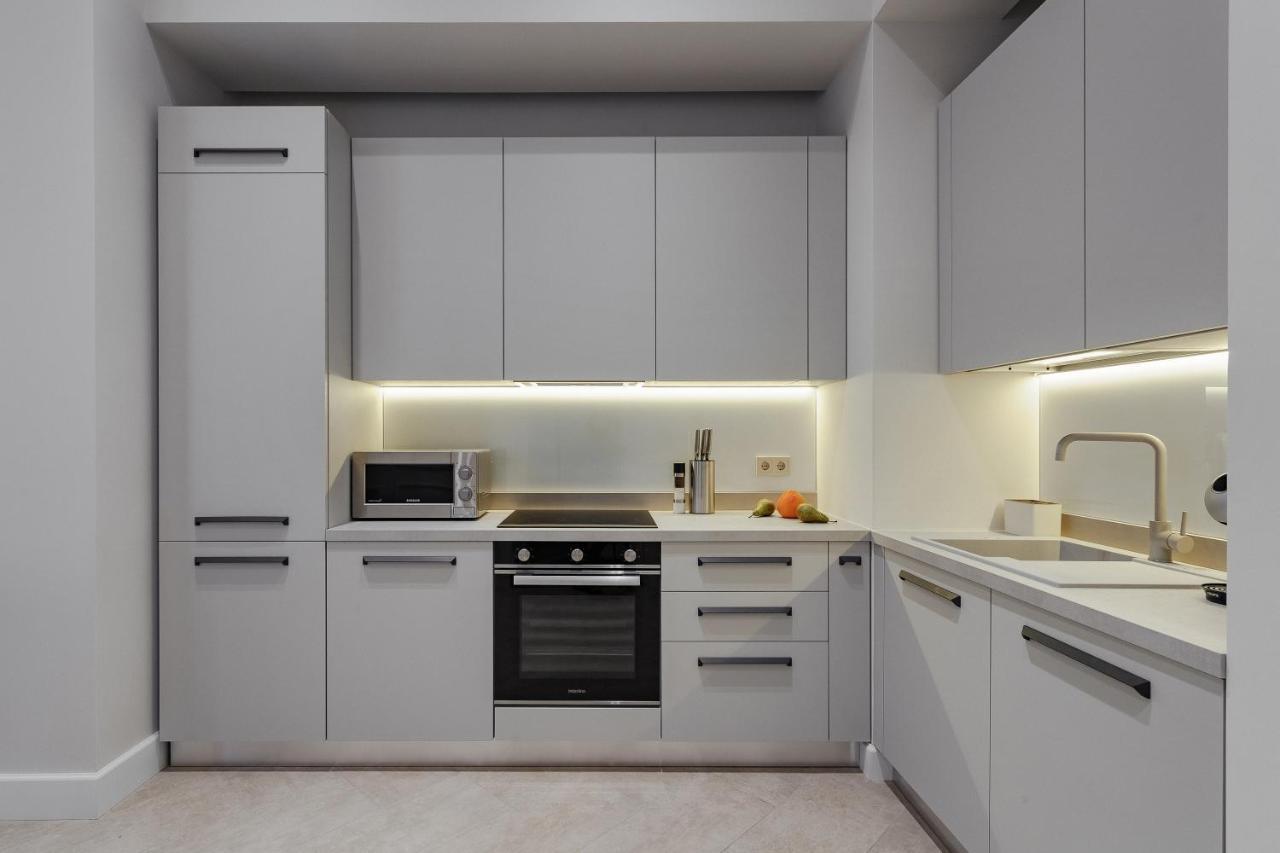 New! Luxury Apartment In The Center Of Odessa Overlooking Deribasovskaya Str. Low Price! Exterior photo