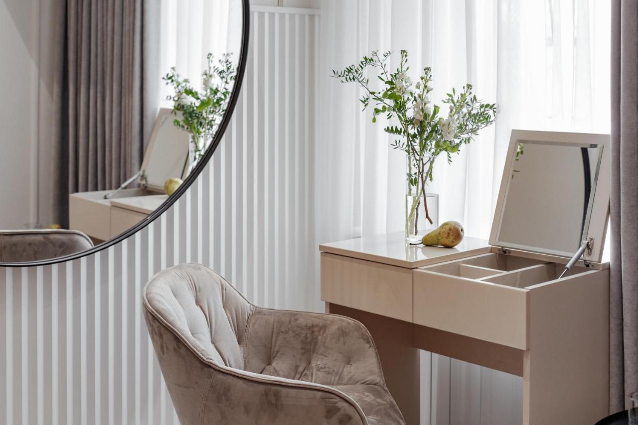 New! Luxury Apartment In The Center Of Odessa Overlooking Deribasovskaya Str. Low Price! Exterior photo