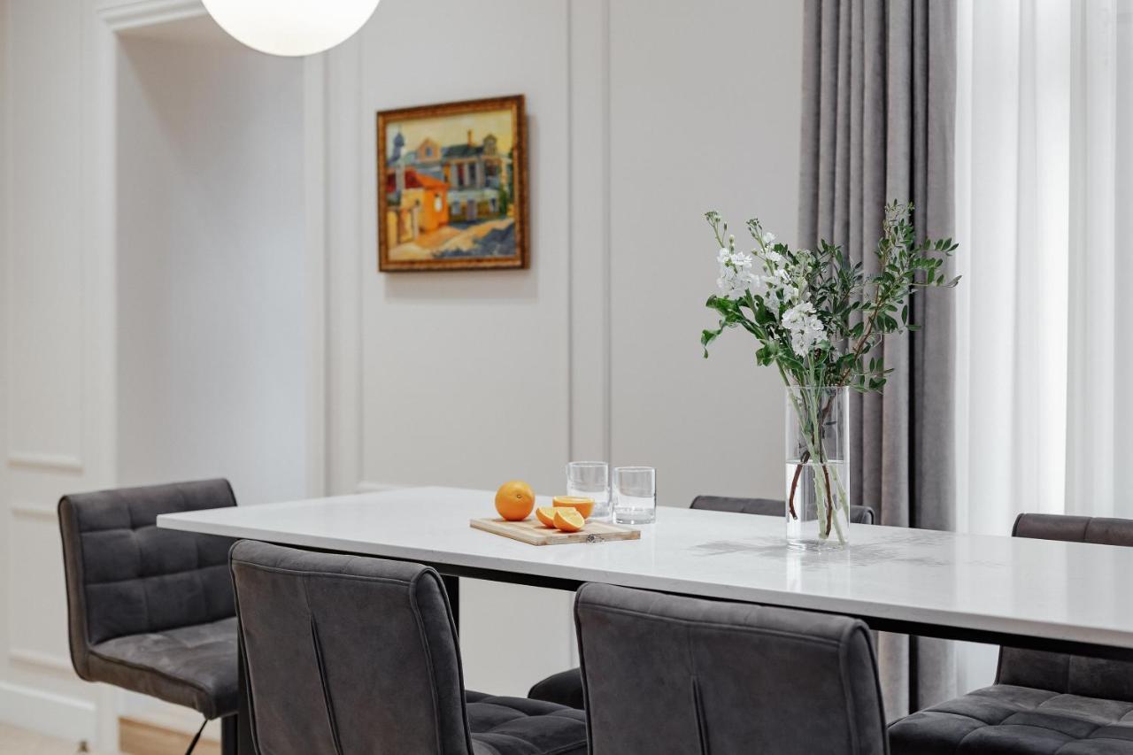 New! Luxury Apartment In The Center Of Odessa Overlooking Deribasovskaya Str. Low Price! Exterior photo