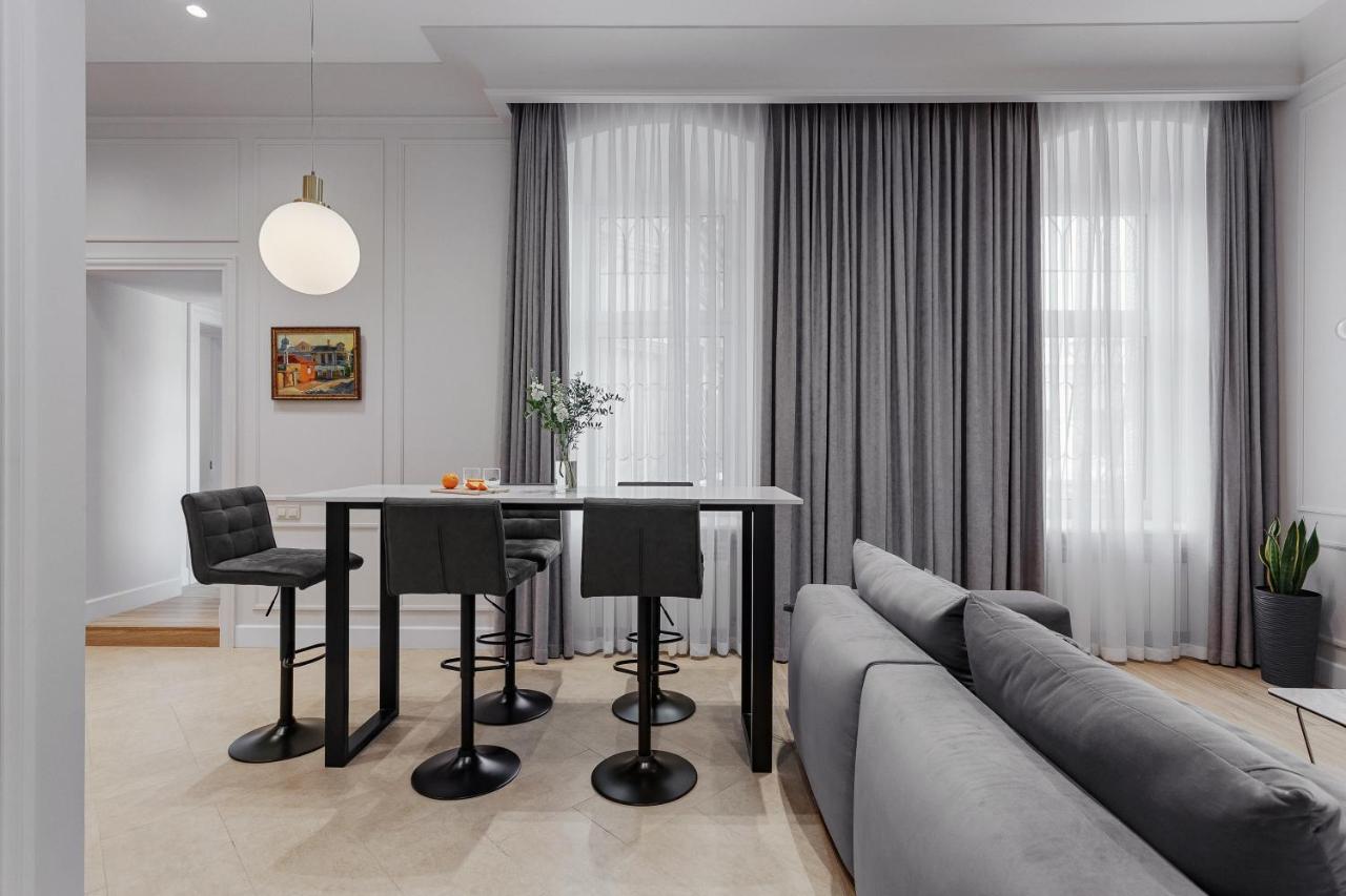 New! Luxury Apartment In The Center Of Odessa Overlooking Deribasovskaya Str. Low Price! Exterior photo